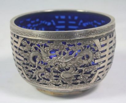 CHINE COUPE en verre bleu à monture en argent ajouré à décor de dragons 19° siècle...