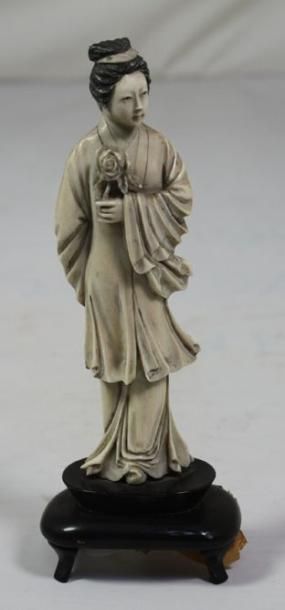 JAPON STATUETTE en ivoire figurant une femme en kimono tenant une rose. Fin du XIXème...