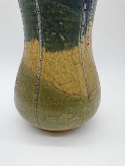 null Eugène LION (1867 - 1945) 

Vase en grès de forme ovoïde à col évasé et décor...