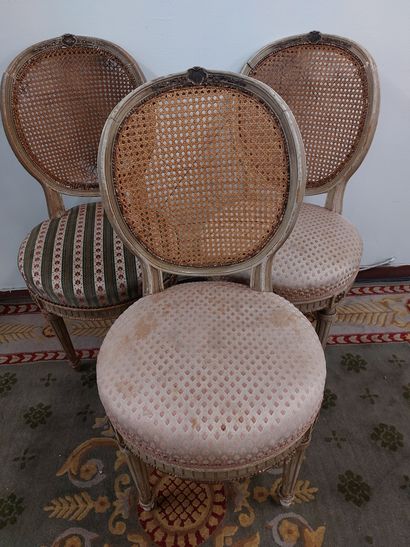  ENSEMBLE de 3 chaises et 2 fauteuils en bois laqué crème sculpté à dossiers médaillons...