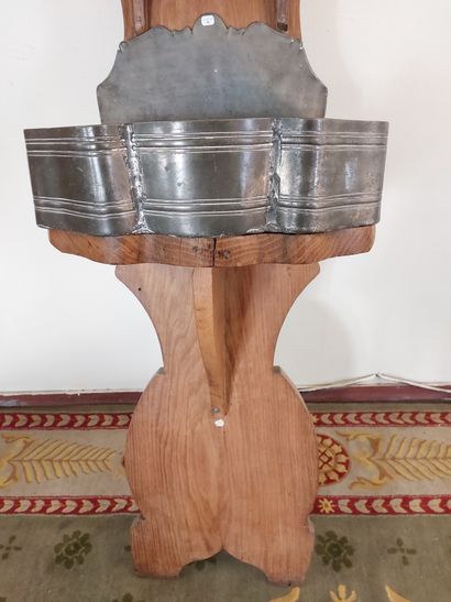 null FOUNTAIN IN TIN 18th century with its oak support (later period)

H : 70 cm