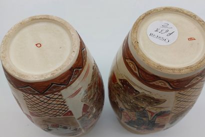 null JAPON

Paire de vases en faience à décor de scène asiatiques 

XXème siècle

H...