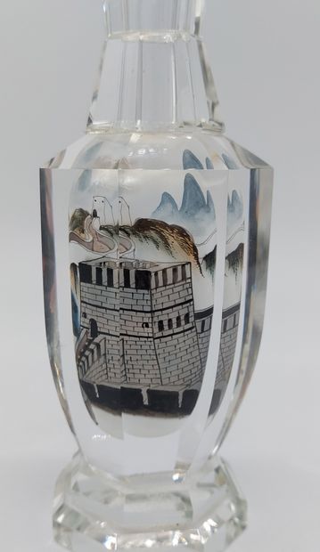 null CHINE.Vase en cristal 

à décor chinoisant, 

XXème siècle

H : 22 cm 

(éclat...