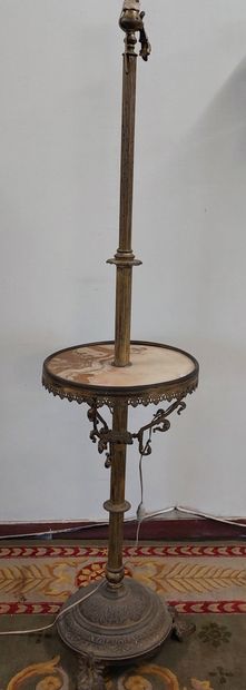 null LAMPADAIRE en bronze et laiton doré, plateau en onyx.

Vers 1900.

H : 150 cm

(électricité...