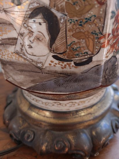 null JAPANESE SATSUMA LAMP, bronze base, decorations on japanese porcelain. 

H :...