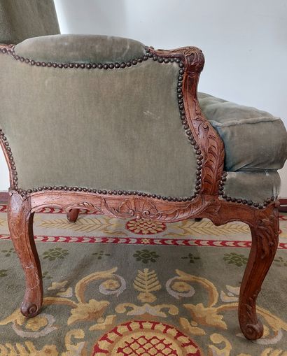 null REGENCY TIME SHEEPBED with flat back in beech. Legs and armrests carved with...