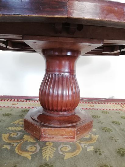 null LARGE oval mahogany veneer table, central foot with fluted column. 

Four extensions...