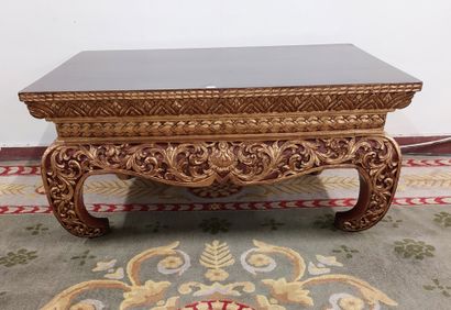  CHINE TABLE BASSE en bois sculpté et doré, plateau laqué XXème siècle  H : 35 cm...
