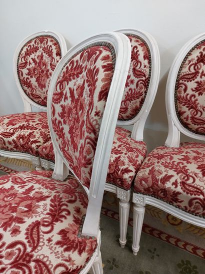 null QUATRE chaises médaillons en bois laqué blanc.

Style Louis XVI

Tissus en à...