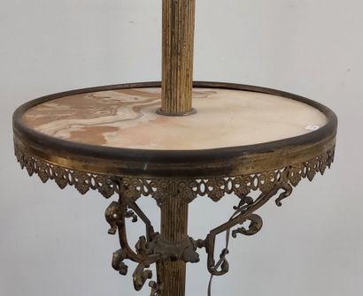 null LAMPADAIRE en bronze et laiton doré, plateau en onyx.

Vers 1900.

H : 150 cm

(électricité...