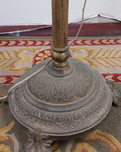 null LAMPADAIRE en bronze et laiton doré, plateau en onyx.

Vers 1900.

H : 150 cm

(électricité...