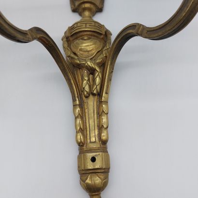 null PAIRE D'APPLIQUES en bronze doré de style Louis XVI.

H : 30,5 cm
