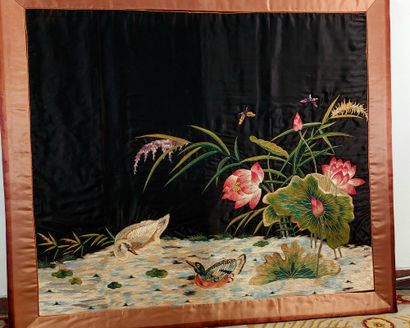 null SOIRIE à décor de fleurs et canards à la mare 

90 x 104 cm