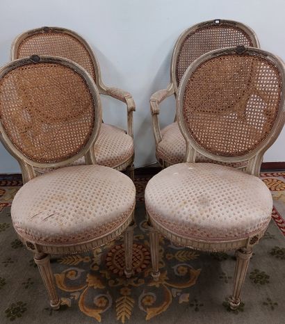 ENSEMBLE de 3 chaises et 2 fauteuils en bois laqué crème sculpté à dossiers médaillons...