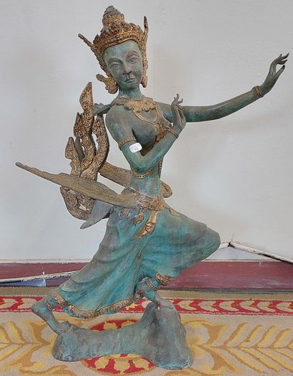 null STATUE THAILANDAISE en bronze doré et vert.

Deuxième moitié du XXe siècle.

H...