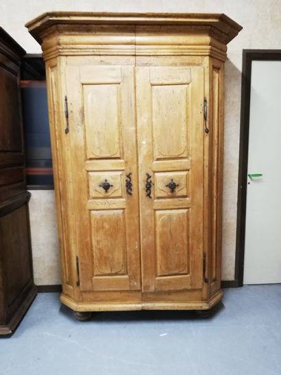 null Pine cupboard with two parts opening by two doors

Alsatian work

Keys replaced...