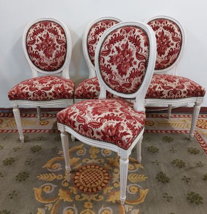 QUATRE chaises médaillons en bois laqué blanc.

Style...