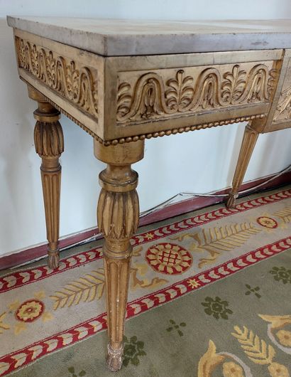 null CONSOLE FOUR LEGS LOUIS XVI in gilded wood and white marble top. The pediment...