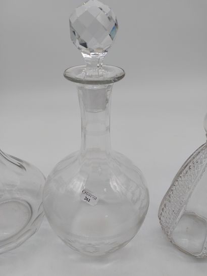 null ENSEMBLE de trois caraffes en verre et cristal, d'un décanteur et d'une bombonnière

H...