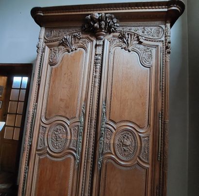 null BELLE ARMOIRE DE MARIAGE normande en chêne richement sculpté de rinceaux de...