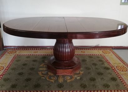 null LARGE oval mahogany veneer table, central foot with fluted column. 

Four extensions...