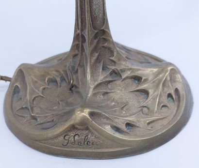 null Georges LELEU (1883-1961)

Lampe de bureau en bronze, abat-jour en laiton, à...