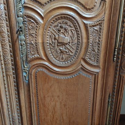 null BELLE ARMOIRE DE MARIAGE normande en chêne richement sculpté de rinceaux de...