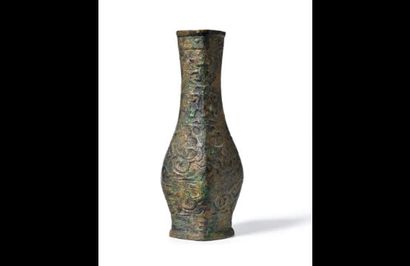 CHINE 
Vase en bronze de type archaique....