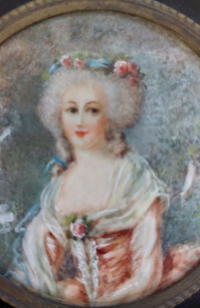 null MINIATURE 

Portrait d'élégante signé Maria Rorey ? 

Fin XIXème siècle 

13...