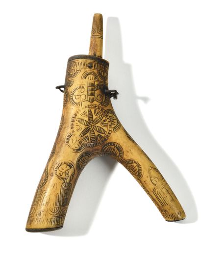null POWDER FLASK, WITH TWO RINGS OF SUSPENSION. 

Made of deer or elk wood, fully...