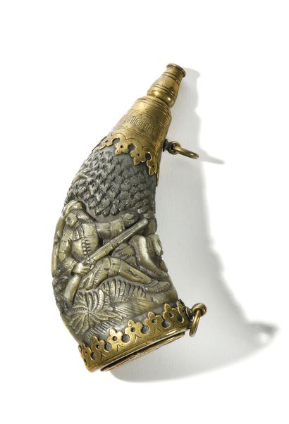 null ROUND POWDER FLASK, WITH TWO RINGS OF SUSPENSION. 

In carved horn of a hunter...