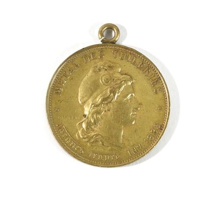 THE TUILERIES 
Suite of three medals : 
-Round...