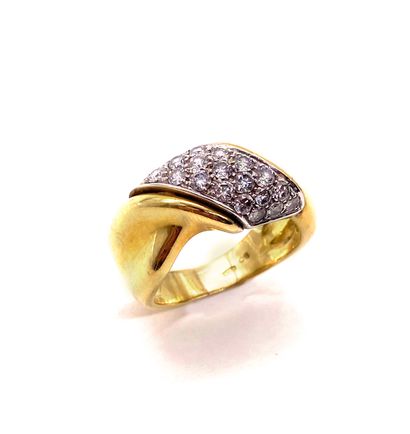 null BAGUE retenant un lien avec en son centre trois lignes de diamants taille brillant....