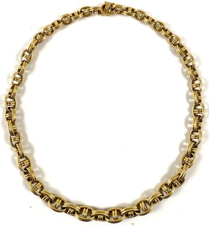 null NECKLACE composed of a succession of oval links in fall. Mounted in 18K yellow...