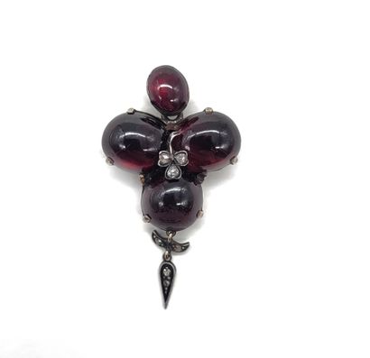 null 
XIXth CENTURY

PENDANTS

composed of three garnets with in their center a clover...