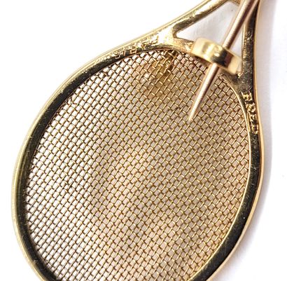 null FRED BROCHE presenting a tennis racket holding a white pearl (not tested) and...