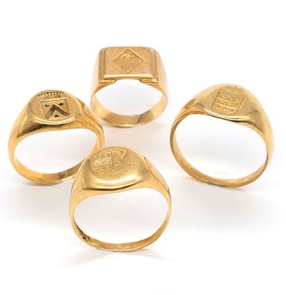 null CHEVALIERES set composed of : - a signet ring with a rectangular plate with...