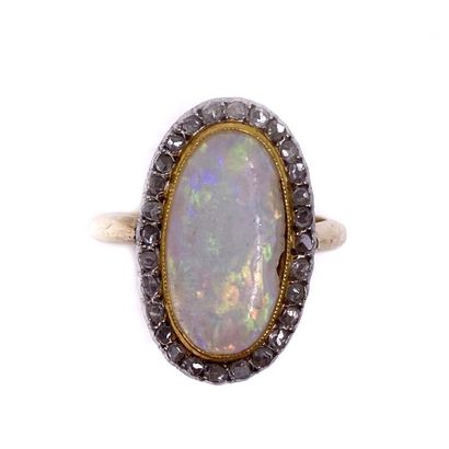 RING holding an oval opal (important accident)...