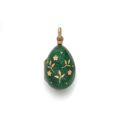 null FABERGÉ PENDANT holding an egg that can be opened, in green enamel decorated...
