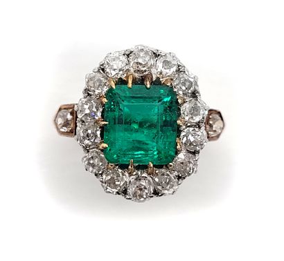 null POMPADOUR RING holding a rectangular Colombian emerald of approximately 2.20...