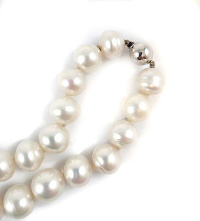 null COLLIER composé de perles blanches (non testées). Fermoir boule en or gris 18K....