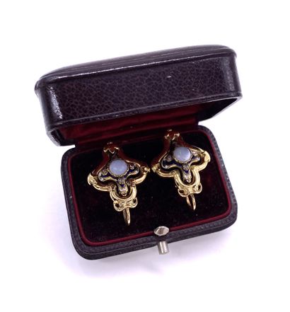 null PAIR OF EARRINGS adorned with a quatrefoil holding a cabochon opal in its sentre...