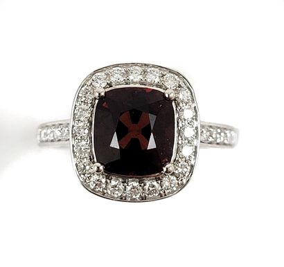 RING set with a square spinel 2.4 carats...