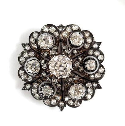 null IMPORTANT BRACKET holding a flower design punctuated with old cut diamonds (the...
