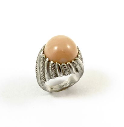 RING holding a cabochon of coral angel skin....