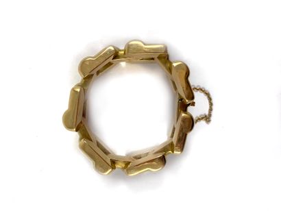 null BRACELET decorated with a succession of geometric links. Mounting in 18K yellow...
