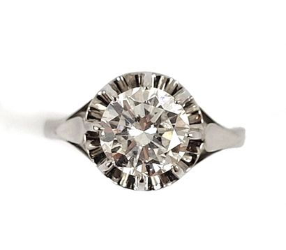 null SOLITARY RING holding a brilliant-cut diamond of approximately 1.69 carat. Platinum...