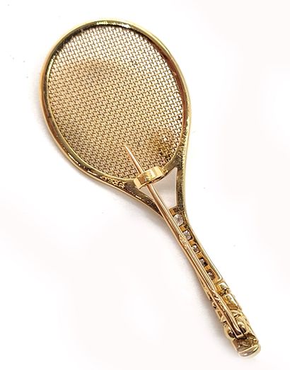 null FRED BROCHE presenting a tennis racket holding a white pearl (not tested) and...