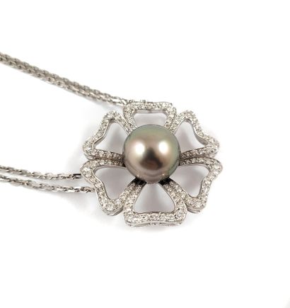 null COLLIER présentant une fleur ornée en son centre d'une perle grise (non testée)...