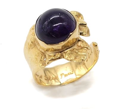 null ROLAND SCHAD RING adorned with an amethyst cabochon. Open textured setting in...